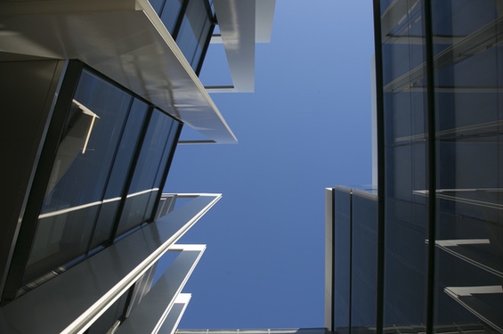 Vista en contrariado de estructura del Campus Repsol y el cielo al fondo 