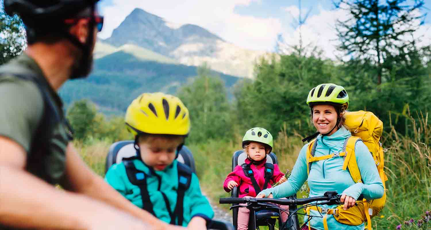 Familia de excursión en bicicleta