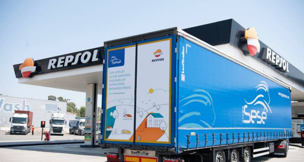 Un camión repostando combustible renovable Repsol