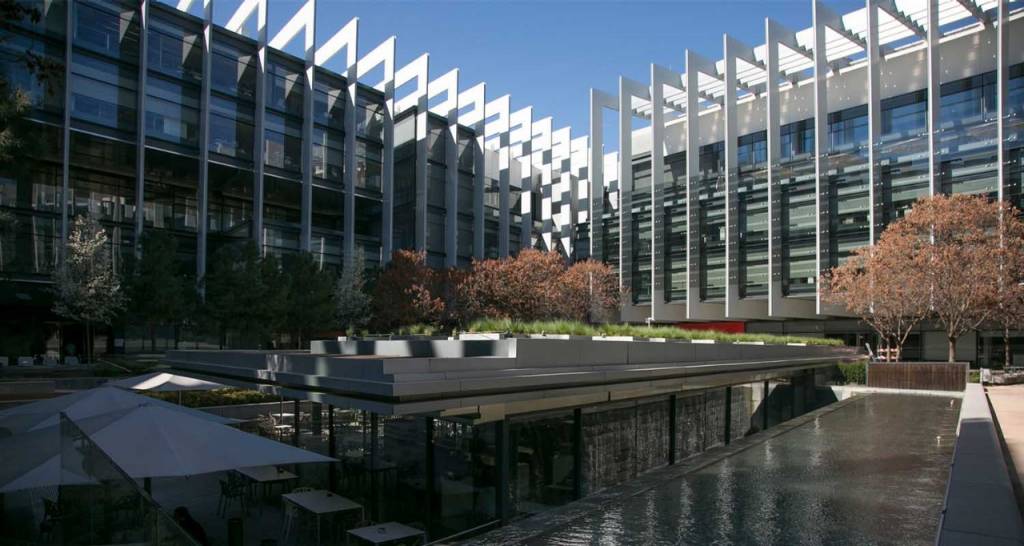 Vista de la fachada acristalada del Campus Repsol