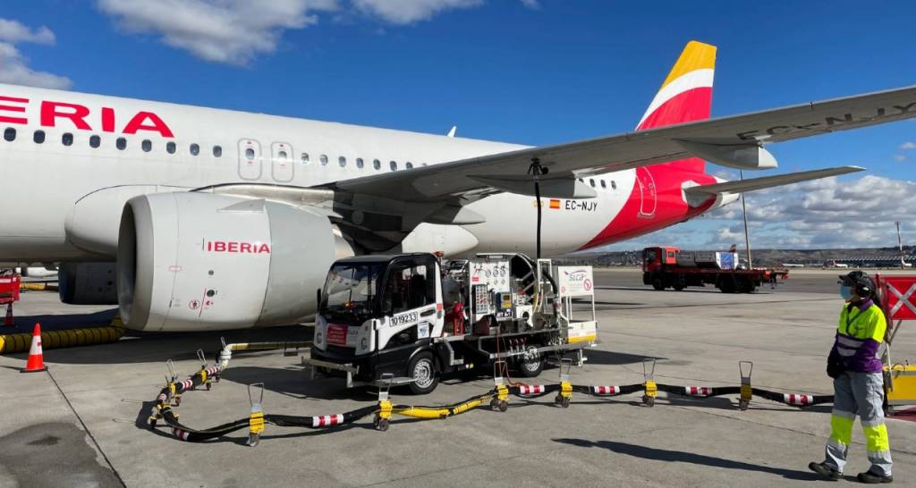 Avión Iberia repostando biocombustible