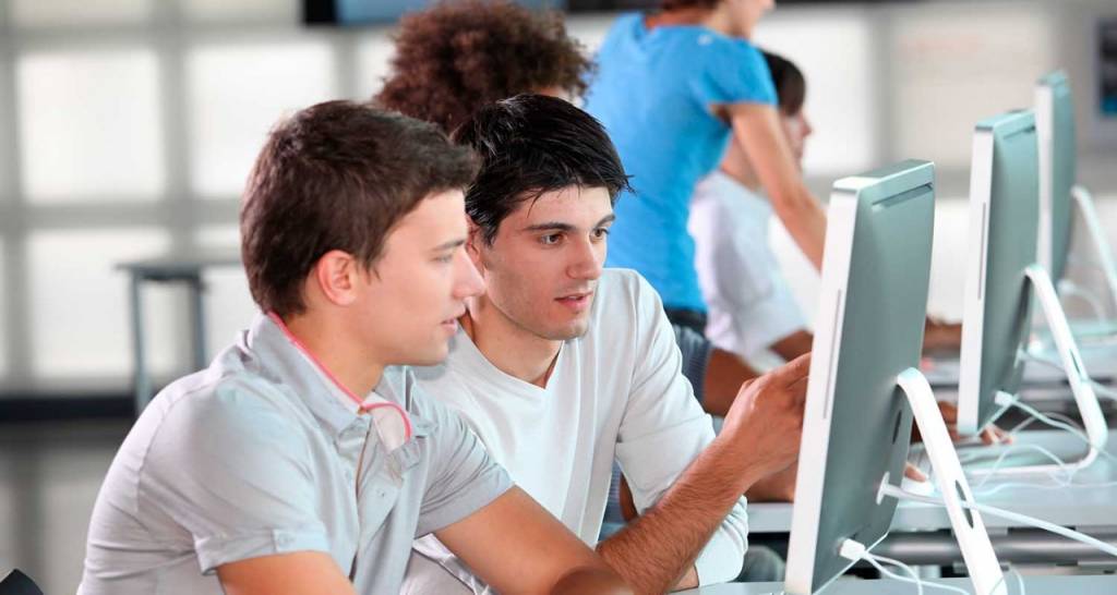 Dos estudiantes mirando un ordenador