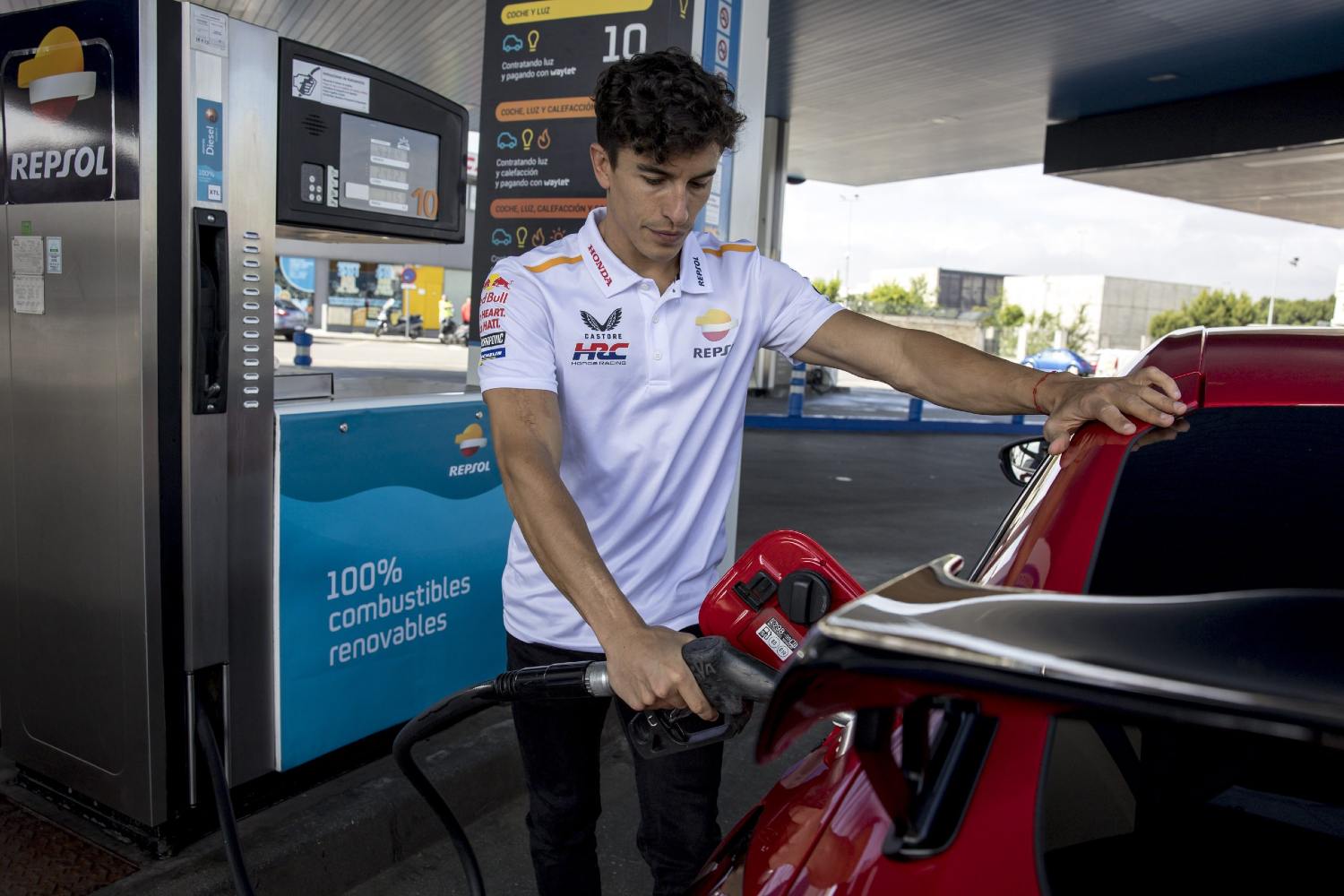 Marc Marquez repostando combustible renovable en una estación de servicio Repsol