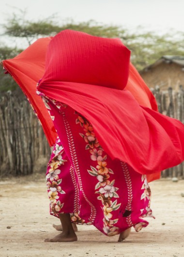Una mujer se cubre con un pañuelo en La Guajira