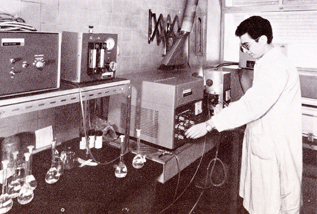 Hombre químico trabajando en laboratorio